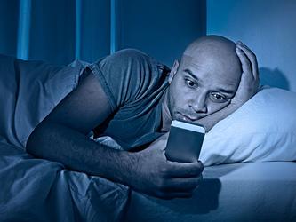 Smartphone bed_crop